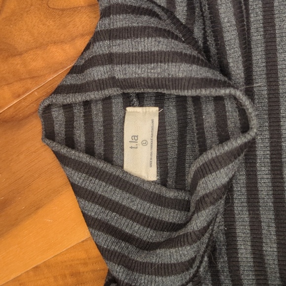 t.la Anthropologie Ruffled Turtleneck Top Dark Gray Stripe - L pristine conditn! - Picture 8 of 9